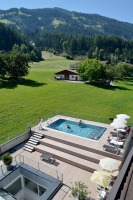 Aussenpool bei Sonnenschein (WohlfühlHotel Schiestl)