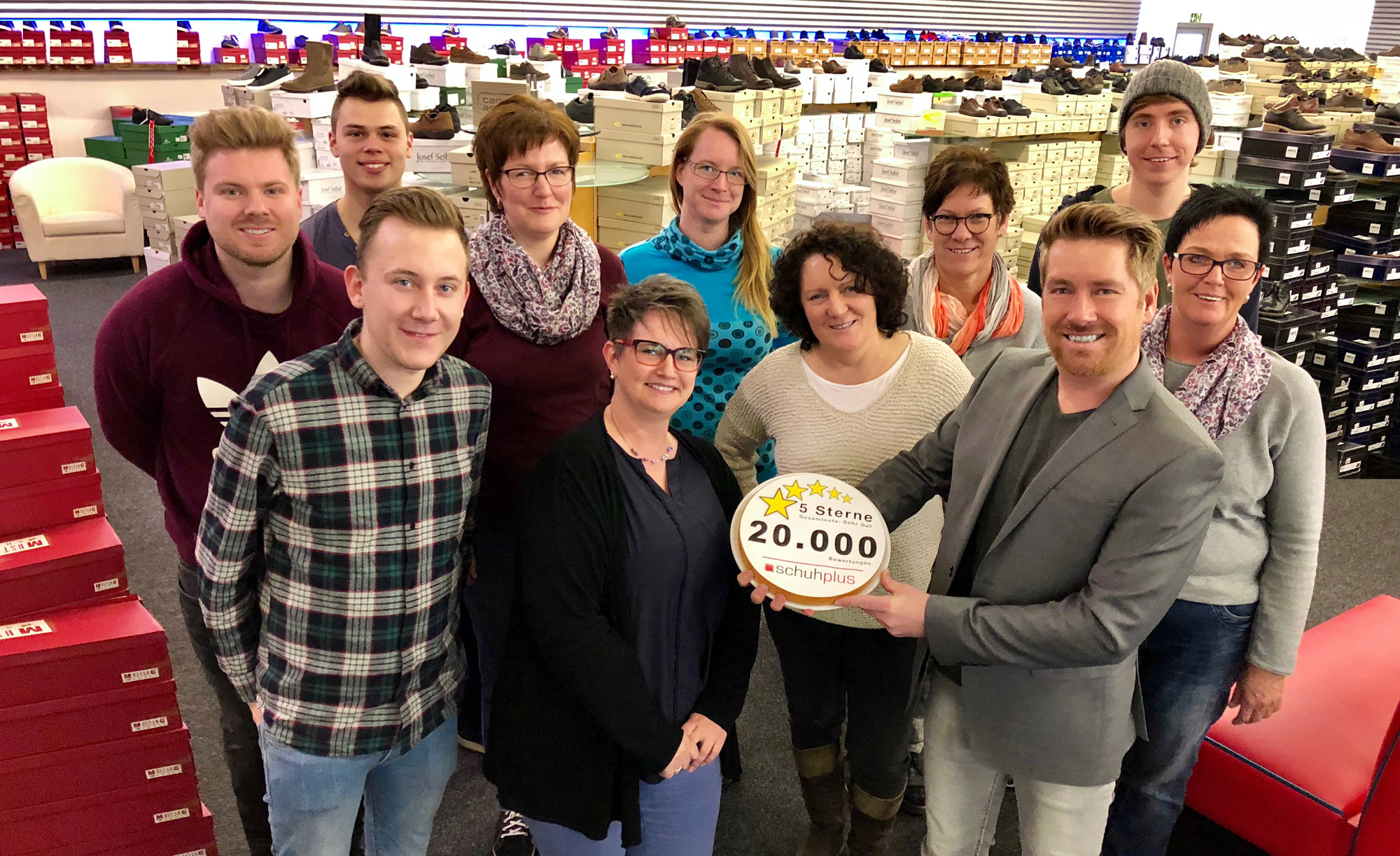 In Feierlaune: Kay Zimmer und das schuhplus-Team feiern 20.000"SEHR GUT" Bewertungen.