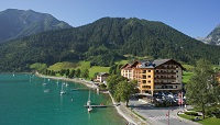 Hotelansicht im Sommer (c) Michael Joebstl (Hotel Post am See)