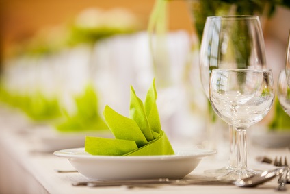 Servietten für den gedeckten Tisch in der Gastronomie