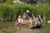 Kinder beim Floßfahren (Familienparadies Sporthotel Achensee)