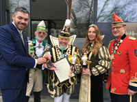 Direktor Bart Vaessen (l.) überreichte die Schlüsselgewalt für die Hofburg an das Prinzenpaar