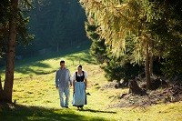 Spaziergang in Tracht (Hotel Tann)