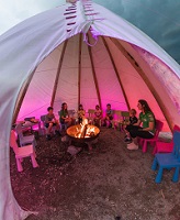 Kinder im Tipi beim Lagerfeuer (alpina zillertal)