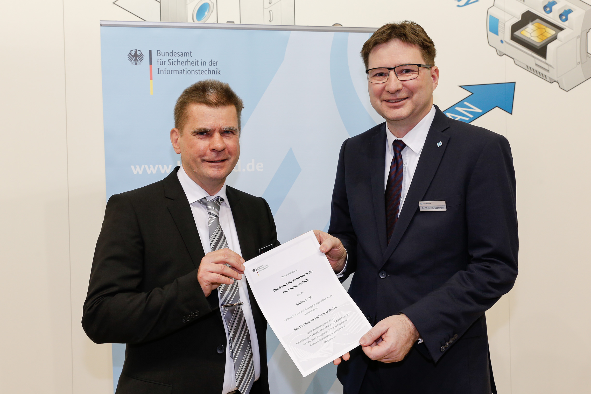 Thomas Gast (BSI)überreicht Dr. Kruschinski das Zertifierungsschreiben zur Sub-CA