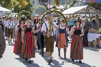 Mit Dirndl und Lederhose beim Zug vom Bauernherbstfest Krimml (Tourismusverband Krimml)
