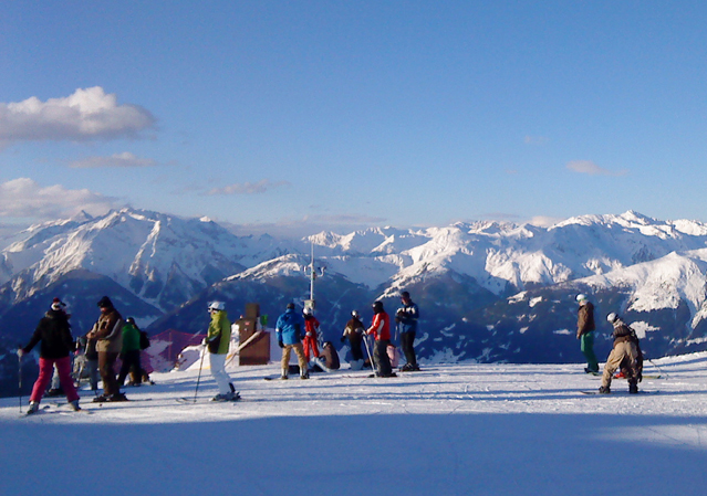Wird der Schnee durch die Sonne sulzig, müssen Skifahrer mehr Kraft aufwenden.Quelle: ERGO Group