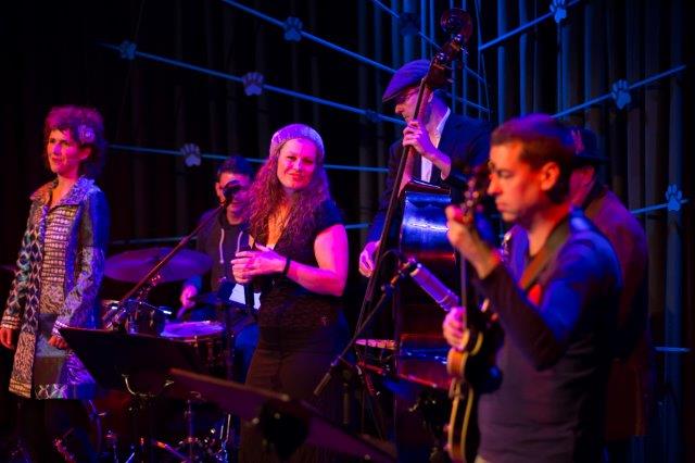 Im vierten Jazz-Abenteuer von Kater Matze geht es für die Münchner Kinder ins Weltall – © mini.musik