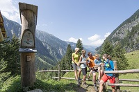 Familie beim Wandern am Wildkogel (c) TVB Neukirchen (Wanderhotel Gassner)