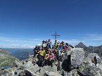 Wandergruppe vor dem Gipfelkreuz (Wanderhotel Gassner)