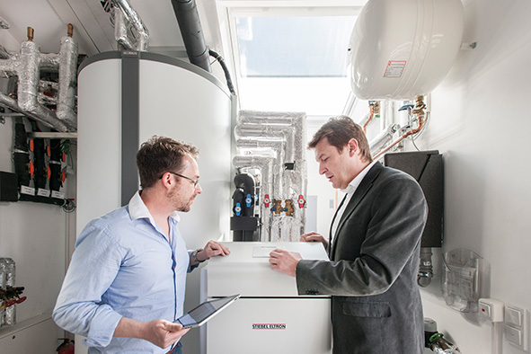 Haustechnik-Experte Henning Schulz (rechts) von Stiebel Eltron.