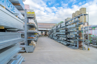 Mit Armbrücken können auf den Kragarmregalen auch flexibel Paletten gelagert werden. (© Beinbrech)