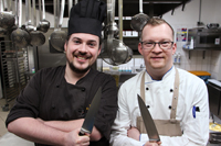 Sie sind ein kreatives Team (v.l.): Küchenchef Tobias Koch mit seinem neuen Sous-Chef Lukas Wächter.