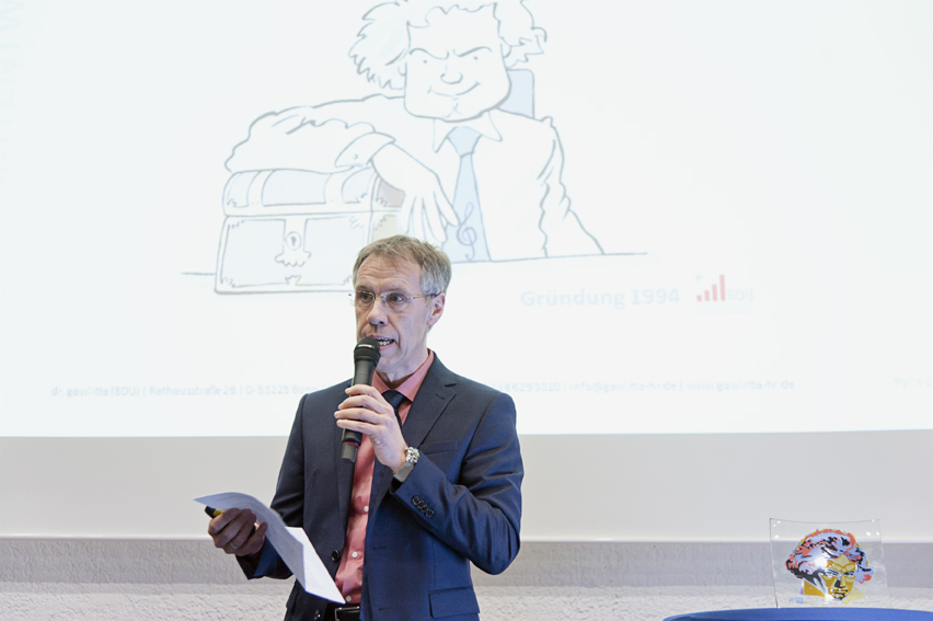 Dr. Wölwer präsentiert seine Personalberatung auf dem Nominierungsabend zum?Ludwig 2018?(Bildquelle: