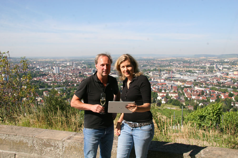 Andreas Heinrich und Silvia Schelle präsentieren den neuen Onlineshop für Württemberger Weine.