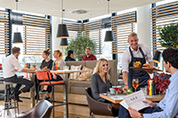 Entspannter Genuss ist das Hauptprinzip von THE FLAVE (Foto: Novotel München Airport).