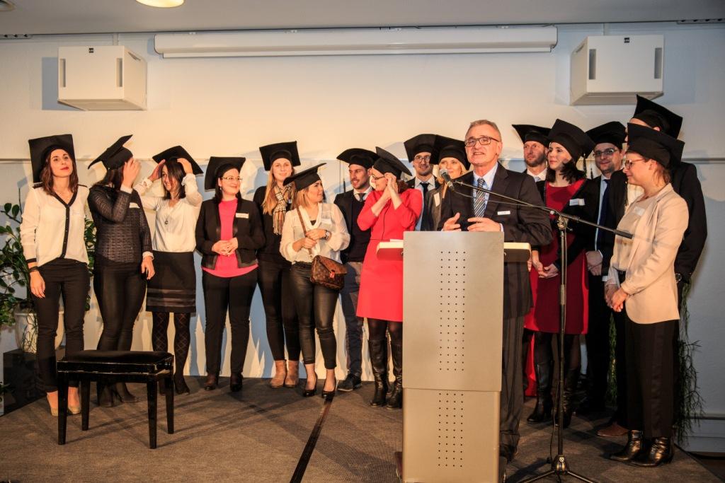 Peter Graf, Geschäftsführer der VWA Freiburg, gratuliert den erfolgreichen Bachelor-Absolventen 2017 Peter Graf, Geschäftsführer der VWA Freiburg, gratuliert den erfolgreichen Bachelor-Absolventen 2017