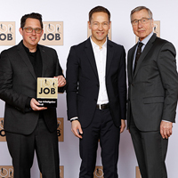 Top-Job-Siegel für COMCAVE: Fred Schmidt (CHRO), Thomas Surwald (CEO), Wolfgang Clement (Mentor) Top-Job-Siegel für COMCAVE: Fred Schmidt (CHRO), Thomas Surwald (CEO), Wolfgang Clement (Mentor)