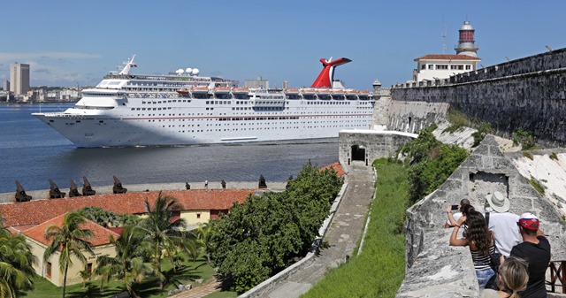 Die Carnival Paradise bei der Einfahrt nach Havanna Die Carnival Paradise bei der Einfahrt nach Havanna