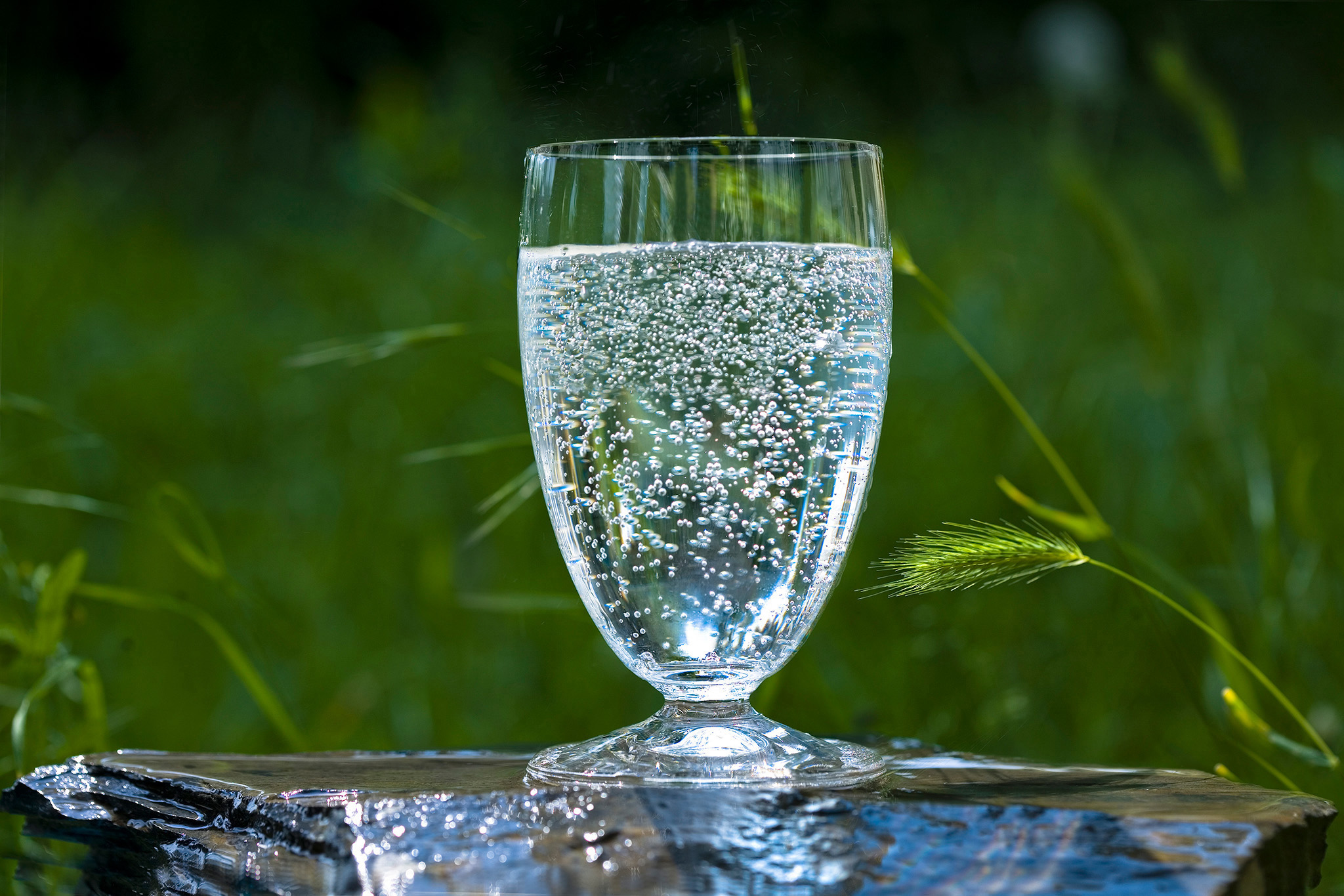 Natürliches Mineralwasser liefert lebensnotwendige Mineralstoffe wie Magnesium in gelöster Form. (Bi Natürliches Mineralwasser liefert lebensnotwendige Mineralstoffe wie Magnesium in gelöster Form. (Bi