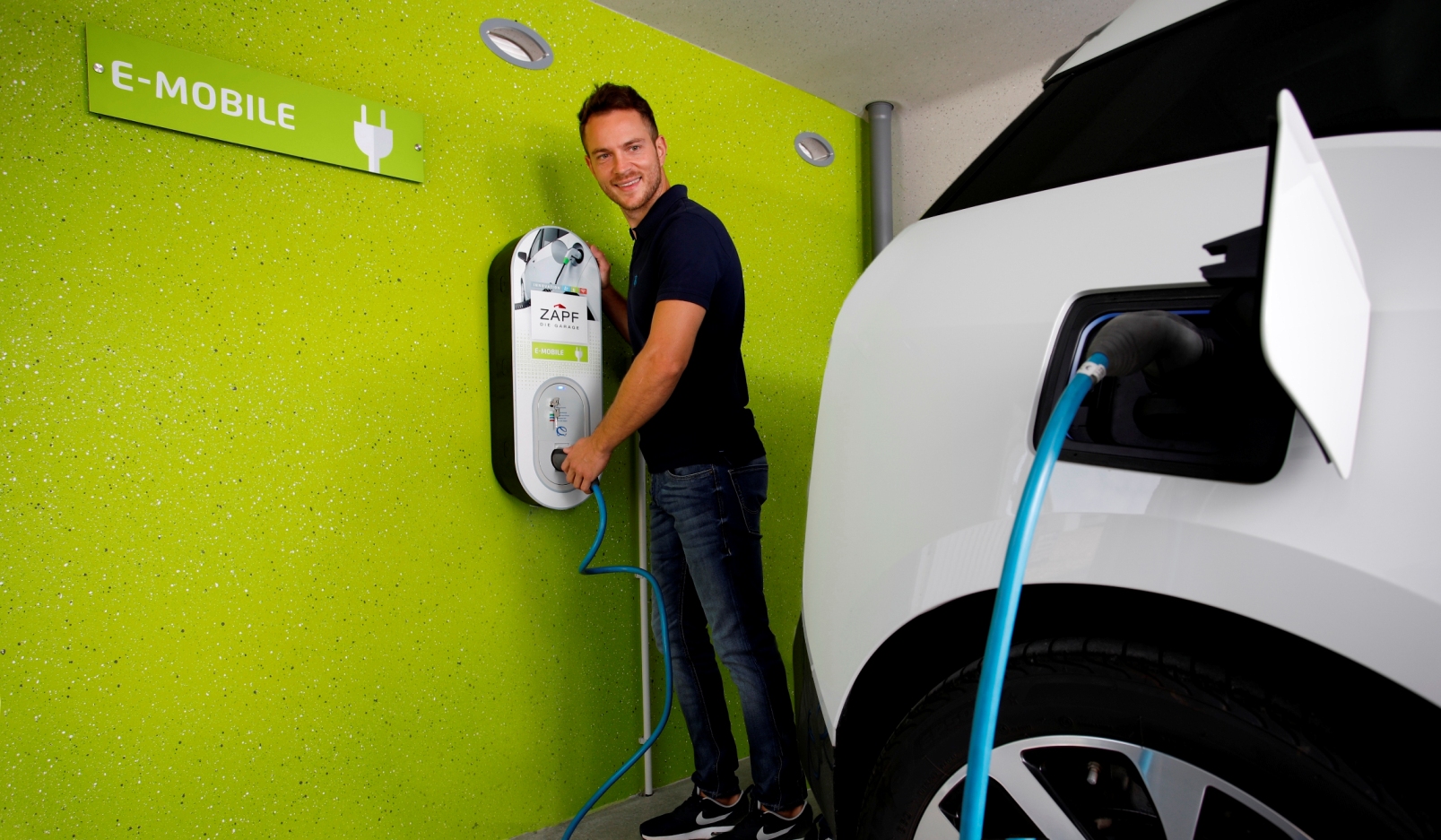 Blick in das Produkt des Jahres von ZAPF?die E-Garage mit integrierter Stromtankstelle. Blick in das Produkt des Jahres von ZAPF?die E-Garage mit integrierter Stromtankstelle.