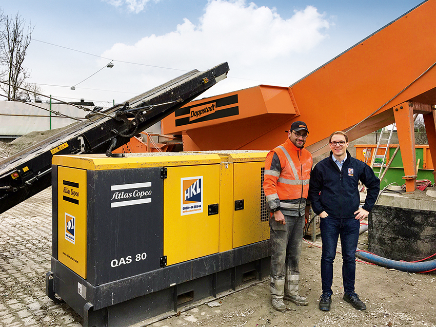 Valentin Sattler und Frederik Osterheide von HKL an der Recyclinganlage mit dem Aggregat von HKL.
