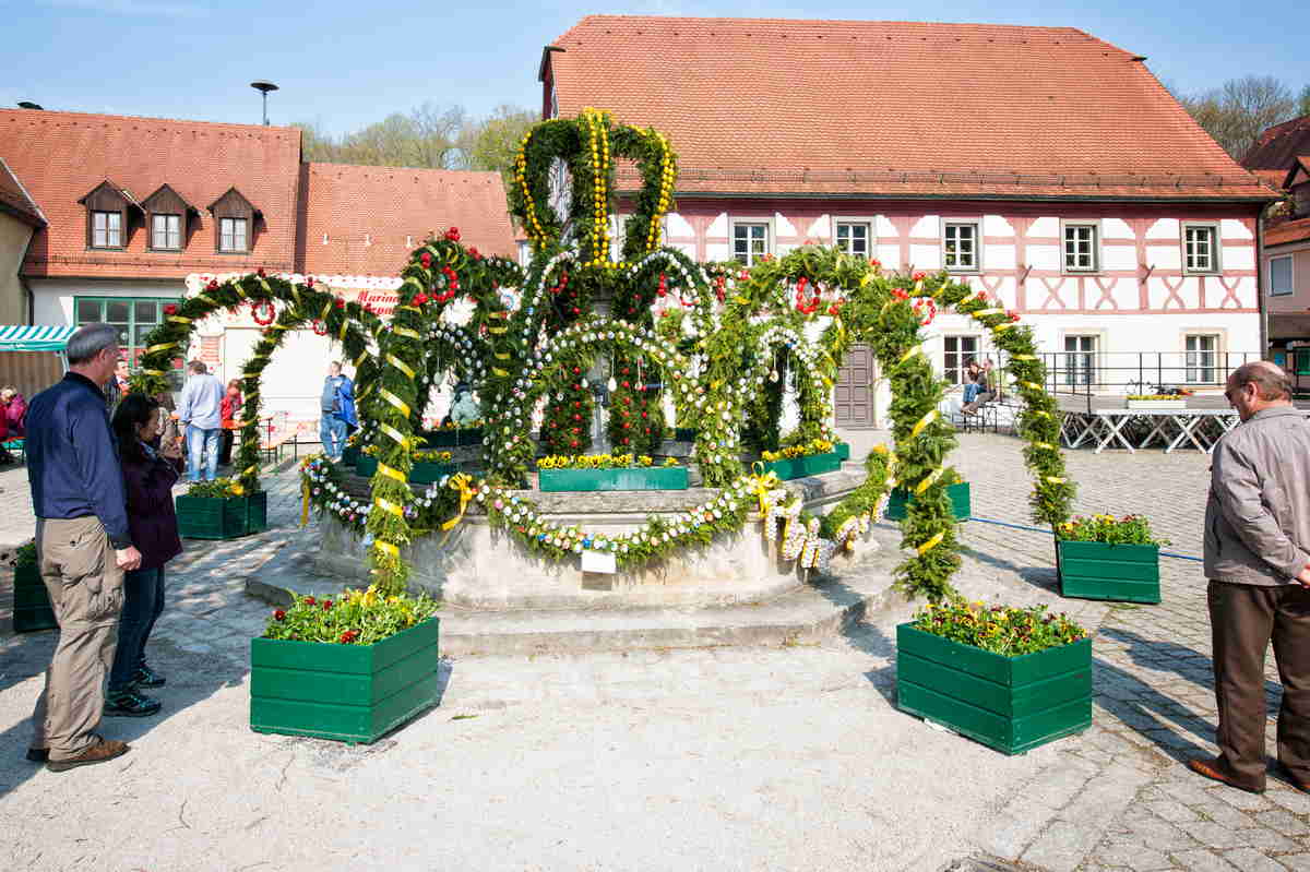 Osterbrunnen schmücken ist eine lange Tradtion in den Städten entlang der Burgenstraße (Bildquelle: 