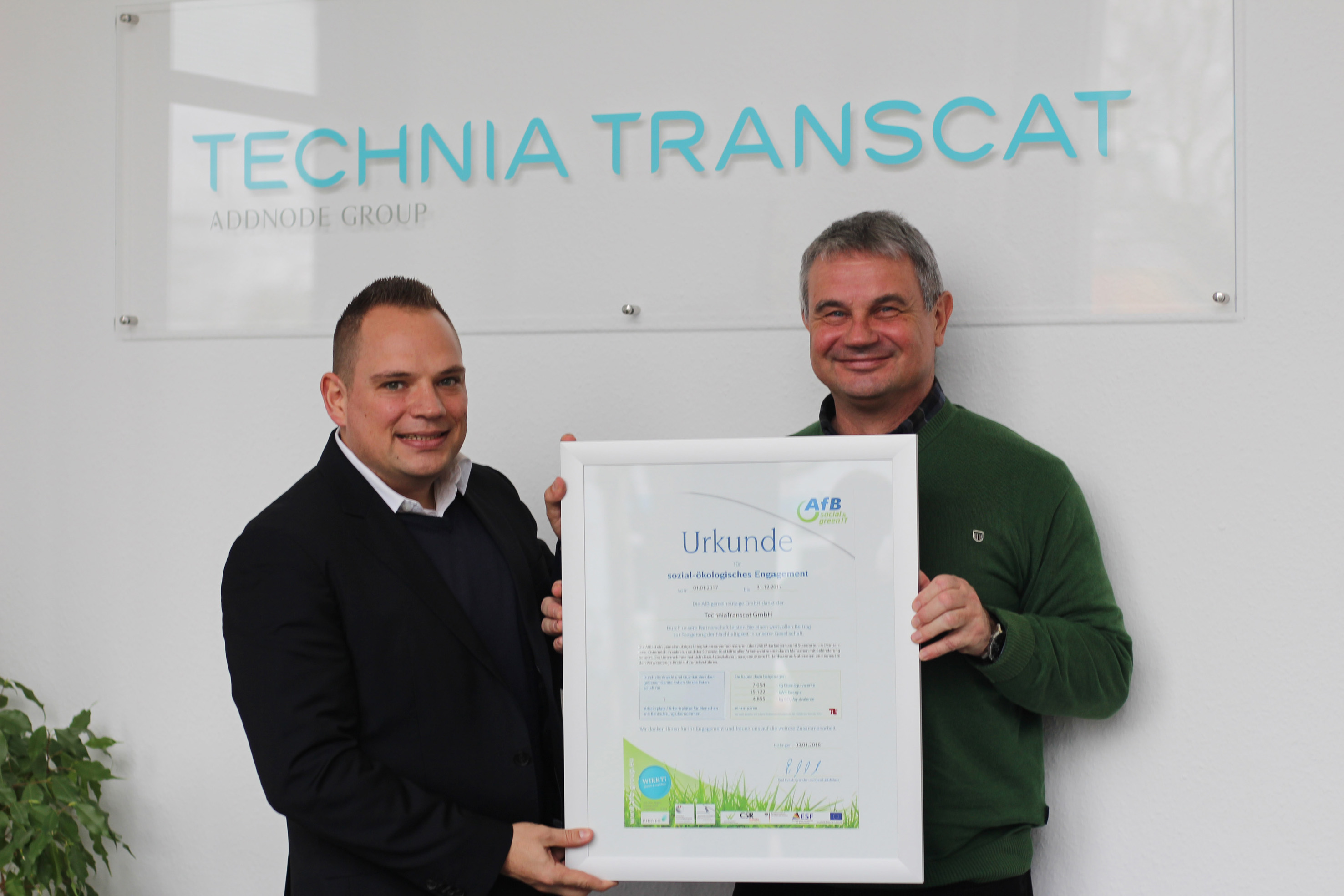 Stolz auf die Auszeichnung: bei TechniaTranscat freut man sichüber die CSR-Urkunde (Bildquelle: info Stolz auf die Auszeichnung: bei TechniaTranscat freut man sichüber die CSR-Urkunde (Bildquelle: info
