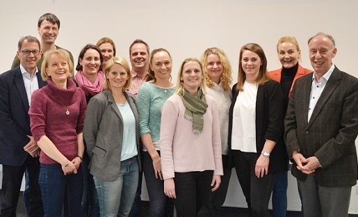 (v.re.): Prof.Dr. Nagy, Prof.Dr. Karl, Teilnehmende, M. Schwab, Dr. S. Baumgarten. Foto: Motzko (v.re.): Prof.Dr. Nagy, Prof.Dr. Karl, Teilnehmende, M. Schwab, Dr. S. Baumgarten. Foto: Motzko