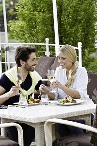 Paar genießt Lunch auf der Terrasse (BERGERGUT)_klein
