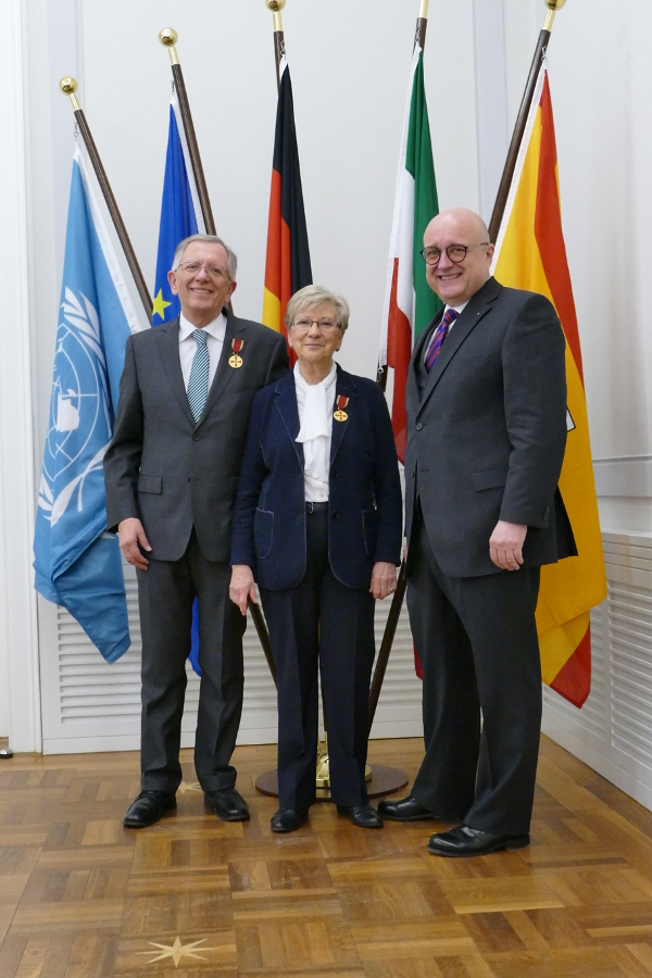 Bernd und Hilde Stachetzki mit Bürgermeister Reinhard Limbach (Bildquelle: Sarkoidose Netzwerk e.V.) Bernd und Hilde Stachetzki mit Bürgermeister Reinhard Limbach (Bildquelle: Sarkoidose Netzwerk e.V.)