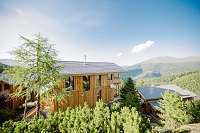Aussenansicht im Sommer mit Ausblick vom Alpenpark Turracher Höhe