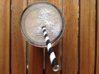Im Handumdrehen ein Genuss: Der Banane-Nuss-Smoothie.  © Bremer Gewürzhandel