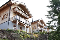 Häuser im Sommer im Feriendorf Koralpe vom Alps Residence (Alps Residence)