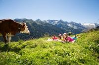 Kinder entspannen in der Wiese (c) shootandstyle.com (Tux-Finkenberg)