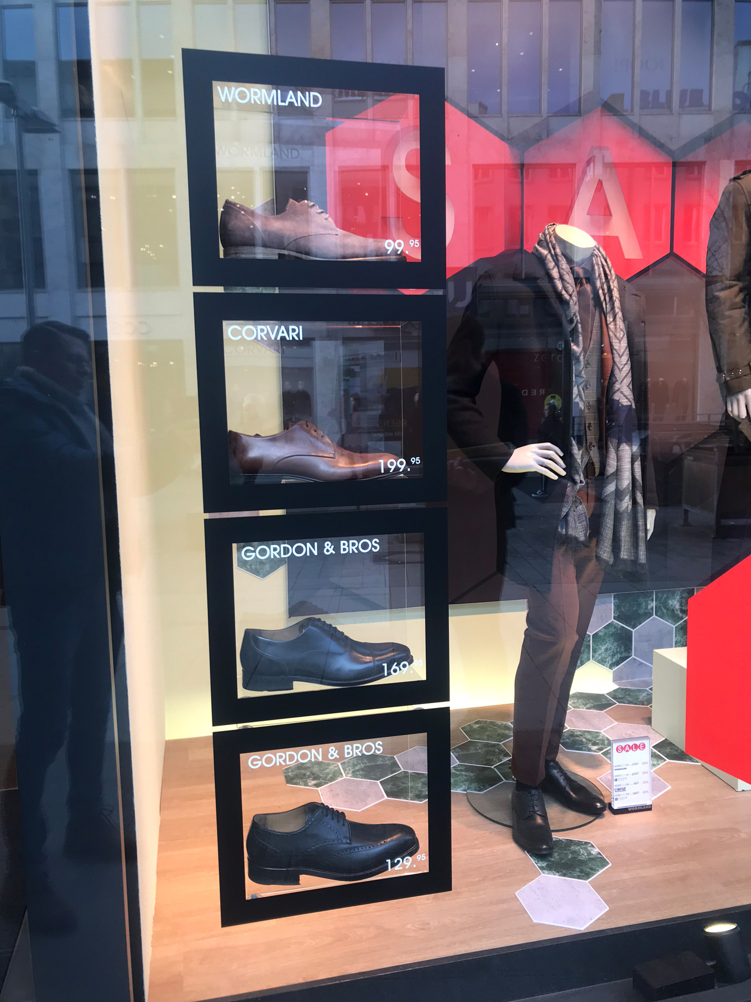 Kundenanwendung: Wormland. Produktdisplays für Schuhe an der Schaufensterscheibe Kundenanwendung: Wormland. Produktdisplays für Schuhe an der Schaufensterscheibe