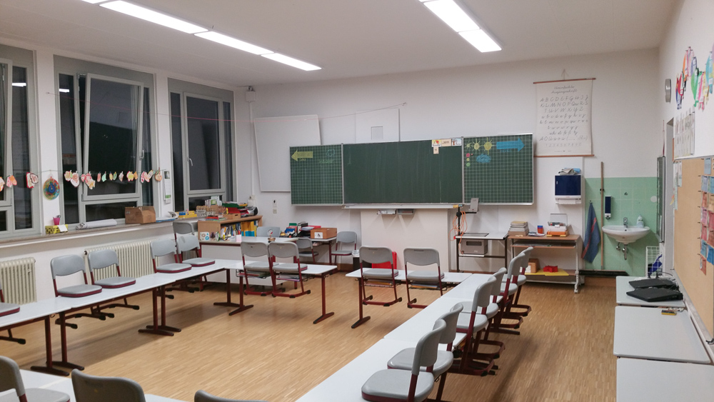 Klassenzimmer mit natürlichem Licht dank sonnenlichtähnlicher LED-Beleuchtung von euroLighting. Klassenzimmer mit natürlichem Licht dank sonnenlichtähnlicher LED-Beleuchtung von euroLighting.