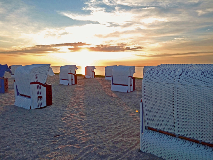 Der Sonnenuntergang taucht den Strand in ein geheimnisvolles Licht. (Bildquelle: epr/Nordseebad Caro Der Sonnenuntergang taucht den Strand in ein geheimnisvolles Licht. (Bildquelle: epr/Nordseebad Caro