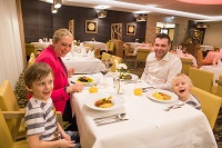 Familie beim Mittagessen (Hotel Aigo)