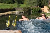 Damen beim Relaxen im Pool (Alphotel Tyrol)
