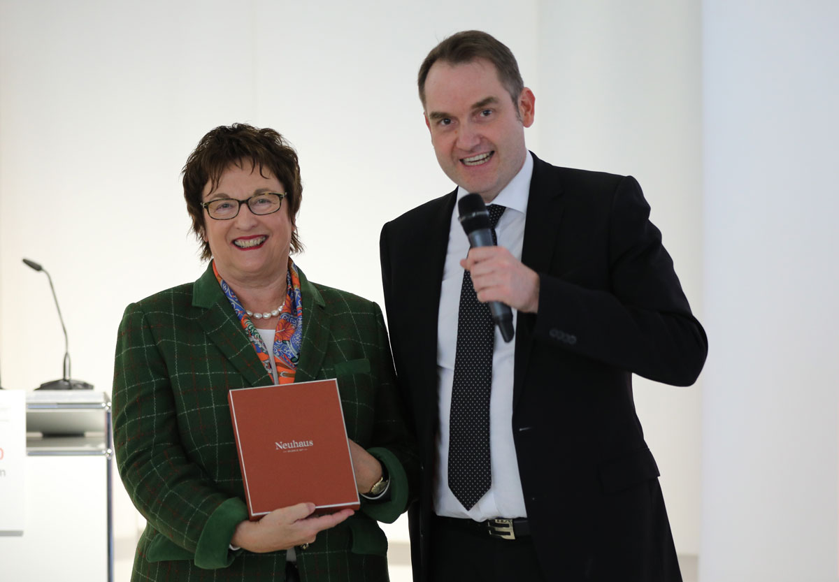 Grün dankte der scheidenden Ministerin am Rande der Veranstaltung für langjährige Zusammenarbeit Grün dankte der scheidenden Ministerin am Rande der Veranstaltung für langjährige Zusammenarbeit