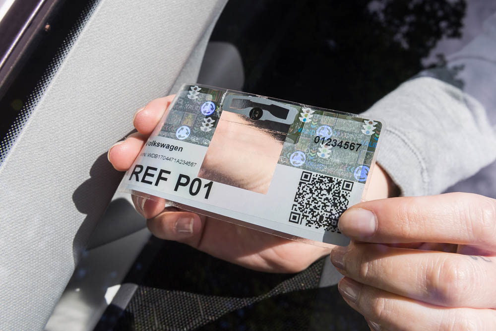 eutlich effizienter als die Umweltplakette: Der RFID-Windschutzscheiben-Aufkleber IDeSTIX. © Tönnjes eutlich effizienter als die Umweltplakette: Der RFID-Windschutzscheiben-Aufkleber IDeSTIX. © Tönnjes