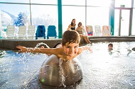 Junge am Wasserpilz im Vita Alpina
