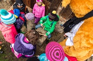 Bauernhofbesuch von Kindern und dem Osterhase Toni