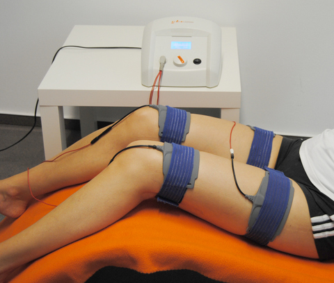 Die Elektroden werden bei der Hochtontherapie am Oberschenkel befestigt Die Elektroden werden bei der Hochtontherapie am Oberschenkel befestigt