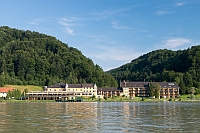 Wasseransicht des Hotels Donauschlinge bei Tag 