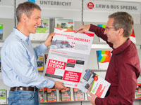 Thomas Stark, Verlag Heinrich Vogel (re.), überreicht das Poster und die PC Professional-Unterlagen.