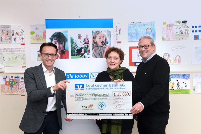 Holger Scheel (cbs, links)übergibt den Scheck an Claudia Kaufmann und Christian Briese vom DKSB (Bil