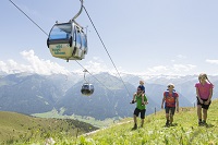Familie Wildkogel beim Wandern unter der Wildkogelbahn (Wildkogel-Arena Neukirchen und Bramberg)