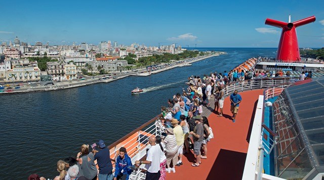 Die Carnival Paradise läuft in Havanna ein